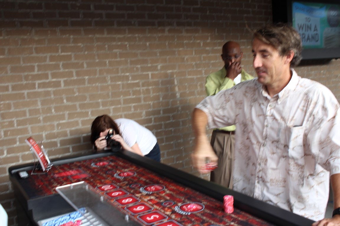 माइक सड़क पर पासा खेल रहा है