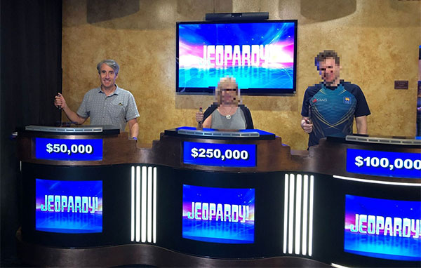 लॉबी में रखे एक पुराने सेट का एक टुकड़ा