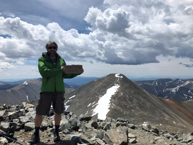 टोरीज़ पीक, पृष्ठभूमि में ग्रेज़ पीक के साथ