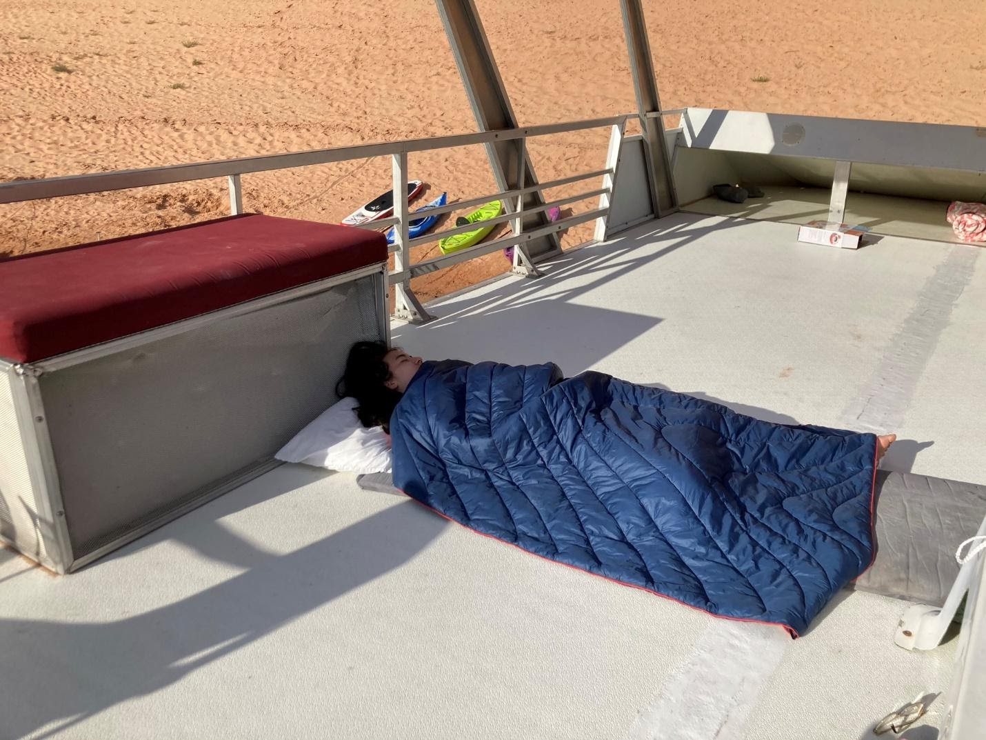 तारों भरे आसमान के नीचे सोना