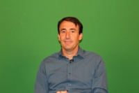 माइक -- हरे रंग की पृष्ठभूमि